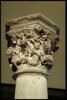 Chapiteau heptagonal décoré de feuillage, d'animaux fantastiques et d'une sirène tenant un miroir, image 7/16