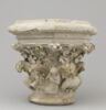 Chapiteau heptagonal décoré de feuillage, d'animaux fantastiques et d'une sirène tenant un miroir, image 3/16
