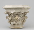 Chapiteau heptagonal décoré de feuillage, d'animaux fantastiques et d'une sirène tenant un miroir, image 6/16