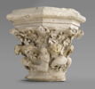Chapiteau heptagonal décoré de feuillage, d'animaux fantastiques et d'une sirène tenant un miroir, image 1/16
