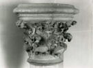 Chapiteau heptagonal décoré de feuillage, d'animaux fantastiques et d'une sirène tenant un miroir, image 12/16