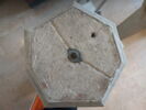 Chapiteau heptagonal décoré de feuillage, d'animaux fantastiques et d'une sirène tenant un miroir, image 2/16