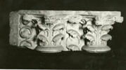 Deux chapiteaux à feuillages, engagés et juxtaposés, image 5/7