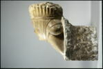 Tête de femme en saillie sur une moulure, image 3/4
