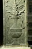 Fragment de pilastre décoré sur trois faces ornées de vase de fleurs à deux anses et de feuillages, image 1/4