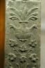 Fragment de pilastre décoré sur trois faces ornées de vase de fleurs à deux anses et de feuillages, image 2/4