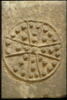 Panneau de sarcophage décoré d'un motif cruciforme, image 2/4