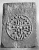 Panneau de sarcophage décoré d'un motif cruciforme, image 1/4