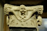 Chapiteau composite décoré sur trois faces ornées ; sur l'une : tête de Cherubin entre des cornes, image 1/3