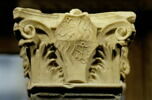 Chapiteau composite décoré sur trois faces avec le Blasonde la famille Visconti di Saliceto, image 1/3