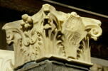 Chapiteau composite décoré sur trois faces avec le Blasonde la famille Visconti di Saliceto, image 2/3