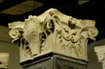 Chapiteau composite décoré sur trois faces avec le Blasonde la famille Visconti di Saliceto, image 3/3