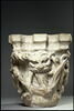 Chapiteau décoré de rinceaux perlés, de feuillages et d'une tête de lion ou de monstre, image 5/12