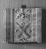 Fragment de pilastre : décor de deux cierges, image 3/4
