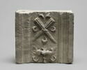 Fragment de pilastre : décor de deux cierges, image 2/4