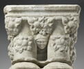 Chapiteau double, adossé, décoré de feuillages et d'une tête, image 1/5