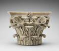 Chapiteau corinthien orné d'un motif floral, image 1/2