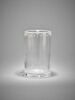 Vase de forme cylindrique à décor gravé de trophées, image 3/5