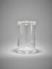 Vase de forme cylindrique à décor gravé de trophées, image 4/5