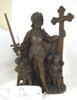 Groupe sculpté : chevalier tenant une croix et protégeant des soldats sous son manteau, image 3/3