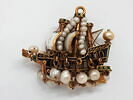 Pendentif : vaisseau en or émaillé et perles, image 2/3