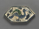 Carreau hexagonal : un canard (?) tenant deux feuilles dans son bec, image 1/3