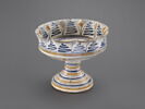 Coupe festonnée sur pied : armoiries, image 1/6