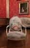 Fauteuil couvert en tapisserie de Beauvais, d'un ensemble de dix (OA 6657 à OA 6666), image 1/2