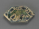 Carreau hexagonal : biche broutant (d'une série de quinze à décor de lettres et d'animaux sur fond blanc), image 1/3