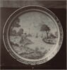 Assiette à décor en camaïeu bleu : pêcheurs au bord d'un estuaire, image 3/3