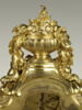 Pendule sur socle avec vase fleuri et trophée d'instruments de musique, image 5/10