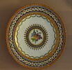 Assiette à décor de perles et de fleurs, image 1/2