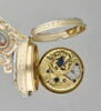 Montre ronde assortie d'une chatelaine ornées de portraits de femme, image 4/9