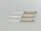 Trois couteaux de table à lames d'acier et manches de vermeil ciselé, image 1/3