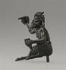 Statuette : satyre assis, tenant un coquillage, image 3/4