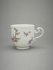 Tasse et soucoupe à personnages et putti sur fond blanc, image 6/8