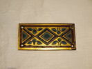 Plaquette rectangulaire : décorée d'un losange central émaillé et de deux demi-losanges bleu et vert sur fond réservé et doré ; bordure à filets d'émail rouge, image 2/4