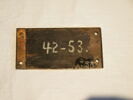 Plaquette rectangulaire : décorée d'un losange central émaillé et de deux demi-losanges bleu et vert sur fond réservé et doré ; bordure à filets d'émail rouge, image 3/4