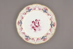 Assiette d'une série de quarante et une (R 510 à 549 bis); du service en pâte tendre blanche décorée de vases fleuris et d'amour en camaïeu rose et à bordure oeil de perdrix doré (R 489 à 549), image 1/4