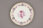 Assiette d'une série de quarante et une (R 510 à 549 bis); du service en pâte tendre blanche décorée de vases fleuris et d'amour en camaïeu rose et à bordure oeil de perdrix doré (R 489 à 549), image 1/4