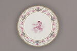 Assiette d'une série de quarante et une (R 510 à 549 bis); du service en pâte tendre blanche décorée de vases fleuris et d'amour en camaïeu rose et à bordure oeil de perdrix doré (R 489 à 549), image 1/3