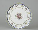 Plateau circulaire à bords contournés, sur pied très bas, portant six tasses, d'une paire (R 569), d'un service de table (R 550 à 675)Plateau circulaire à bords contournés, sur pied très bas, portant six tasses, d'une paire (R 569), d'un service de table (R 550 à 675), image 7/8
