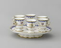 Plateau circulaire à bords contournés, sur pied très bas, portant six tasses, d'une paire (R 569), d'un service de table (R 550 à 675)Plateau circulaire à bords contournés, sur pied très bas, portant six tasses, d'une paire (R 569), d'un service de table (R 550 à 675), image 5/8