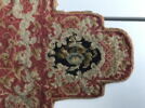 Lambrequin au petit point à décor floral sur fond rouge, image 1/3