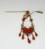 Pendentif en or émaillé et corail accroché à une épingle de cravate ornée d'une fleur en corail, image 1/3