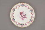 Assiette d'une série de quarante et une (R 510 à 549 bis); du service en pâte tendre blanche décorée de vases fleuris et d'amour en camaïeu rose et à bordure oeil de perdrix doré (R 489 à 549), image 1/4