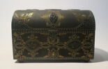 Coffret en fer damasquiné d'or à couvercle bombé, image 1/2