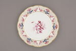 Assiette d'une série de quarante et une (R 510 à 549 bis); du service en pâte tendre blanche décorée de vases fleuris et d'amour en camaïeu rose et à bordure oeil de perdrix doré (R 489 à 549), image 1/4