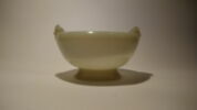 Coupe en jade de forme circulaire, sur pied bas, deux fleurs en relief formant anses, image 1/2