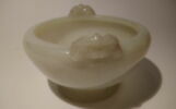 Coupe en jade de forme circulaire, sur pied bas, deux fleurs en relief formant anses, image 2/2